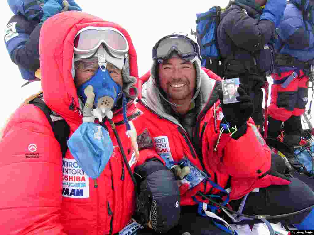 Ông Yuichiro Miura và con trai , ông Gota Miura, tại đỉnh Everest, ngày 22 tháng 5, 2003. (Miura Dolphins)