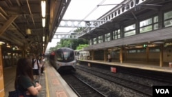 港鐵列車進站 （美國之音記者申華 拍攝）