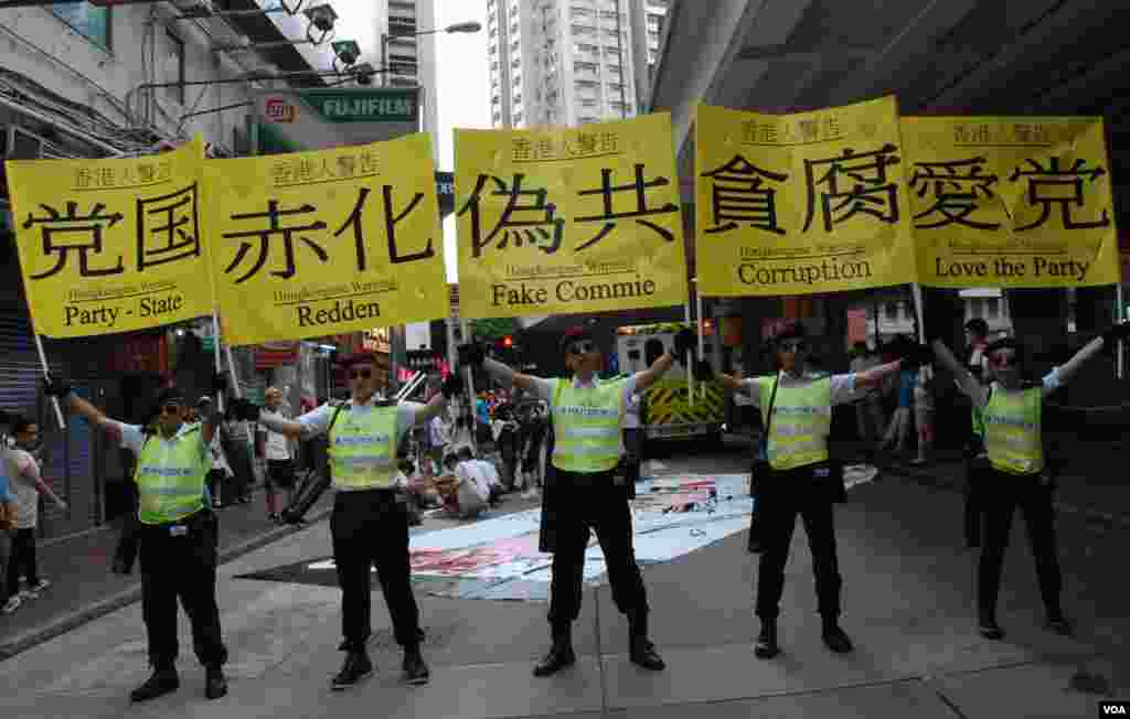 視覺藝術家黃國才(中)與另外4位藝術家在7-1遊行進行「香港人警告部隊」的行為藝術,警告港人一國兩制已被破壞