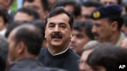 Thủ tướng Pakistan Yousuf Raza Gilani rời khỏi tòa nhà Tòa án Tối cao ở Islamabad, ngày 26/4/2012