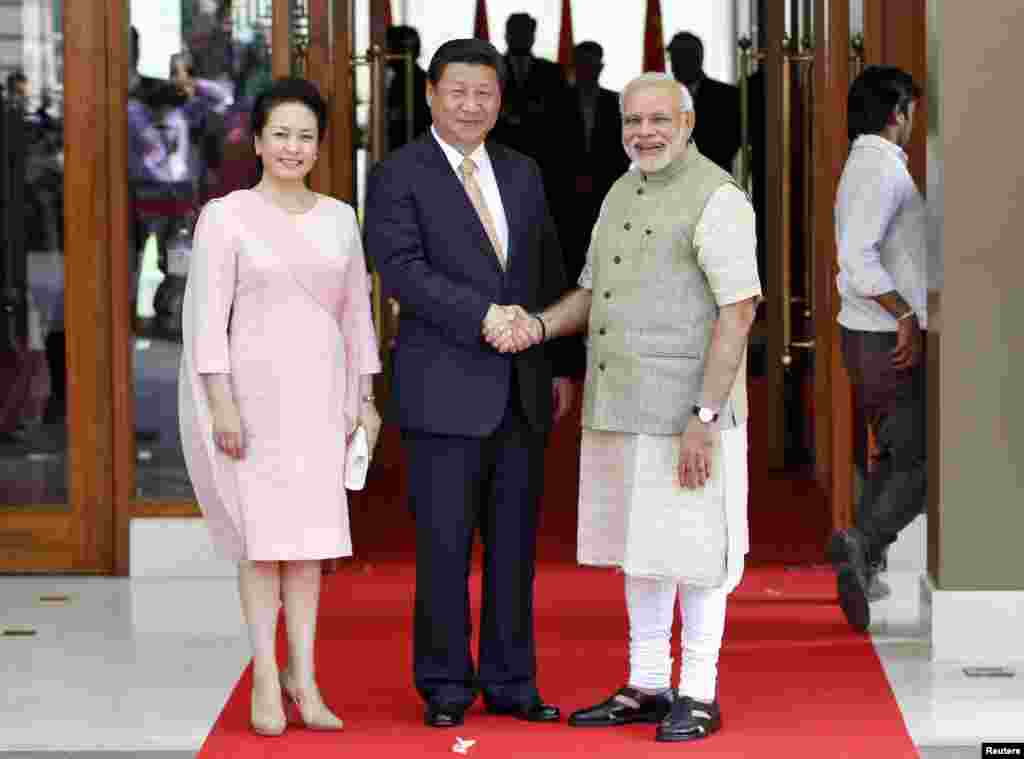 Thủ tướng Ấn Độ Narendra Modi (phải) và Chủ tịch Trung Quốc Tập Cận Bình cùng phu nhân Bành Lệ Viện tại thành phố Ahmedabad, ngày 17/9/2014.