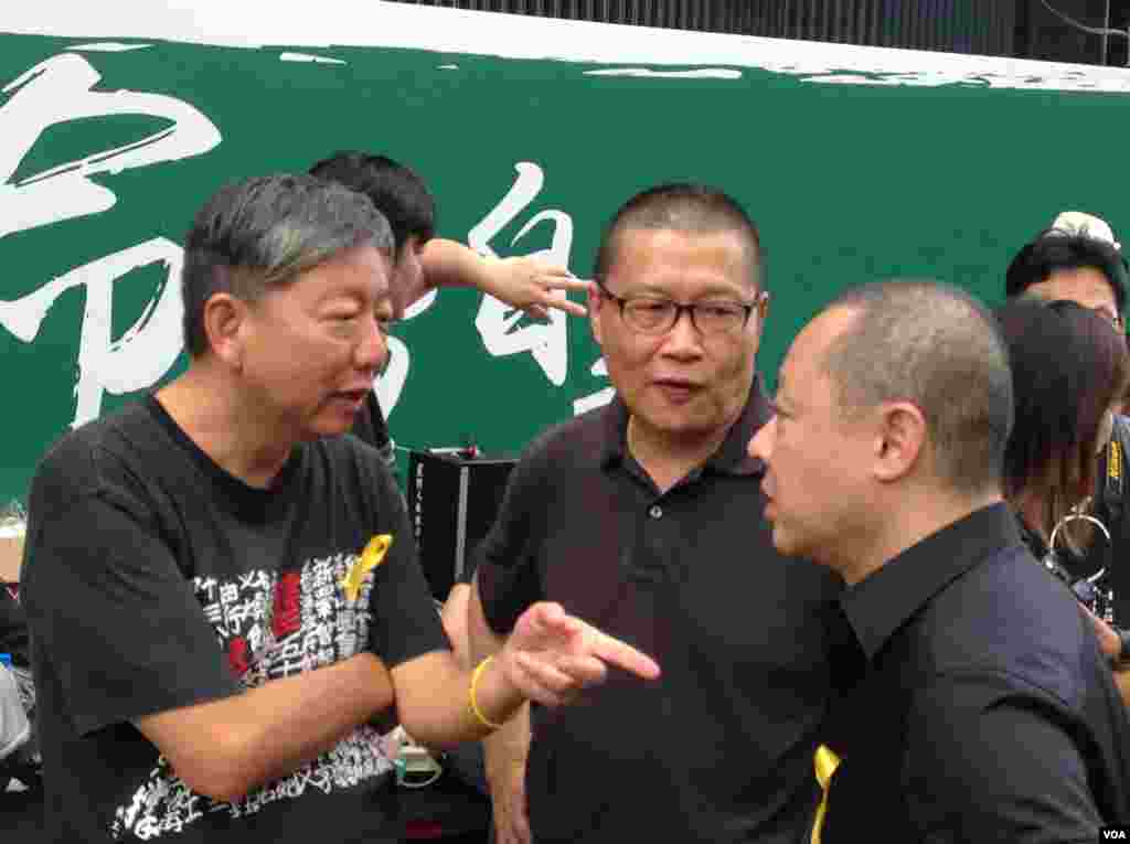 佔中發起人戴耀廷(右)、陳健民(中)和立法會議員李卓人在公民廣場現場了解情況,支持學生。(美國之音圖片/海彥拍攝)