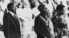 FILE; URobert Mugabe, uCannan Sodindo Banana, uNkosikazi Janet Banana lomunye owesifazana ngesikhathi bethakazelela iminyaka emibili kazibuse eZimbabwe. (AP)