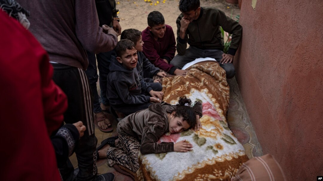 Palestinos lloran a sus familiares que murieron en un bombardeo israelí en la Franja de Gaza, en el hospital de Jan Yunis, el sábado 11 de noviembre de 2023.