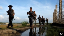 Cảnh sát Myanmar tuần tra dọc theo hàng rào sát biên giới Bangladesh ở Maungdaw, bang Rakhine, Myanmar, ngày 14 tháng 10, 2016. 