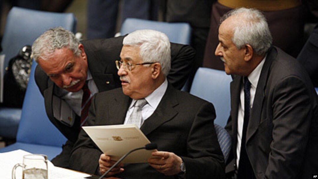 Palestinian President Mahmoud Abbas (C) confers with his Foreign Minister Riad Malki (L) and Riyad Mansour (R), Palestinian envoy to the United Nations (file photo).