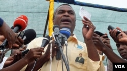 Abel Chivukuvuku num comício da CASA-CE em Luanda durante a campanha de 2012 