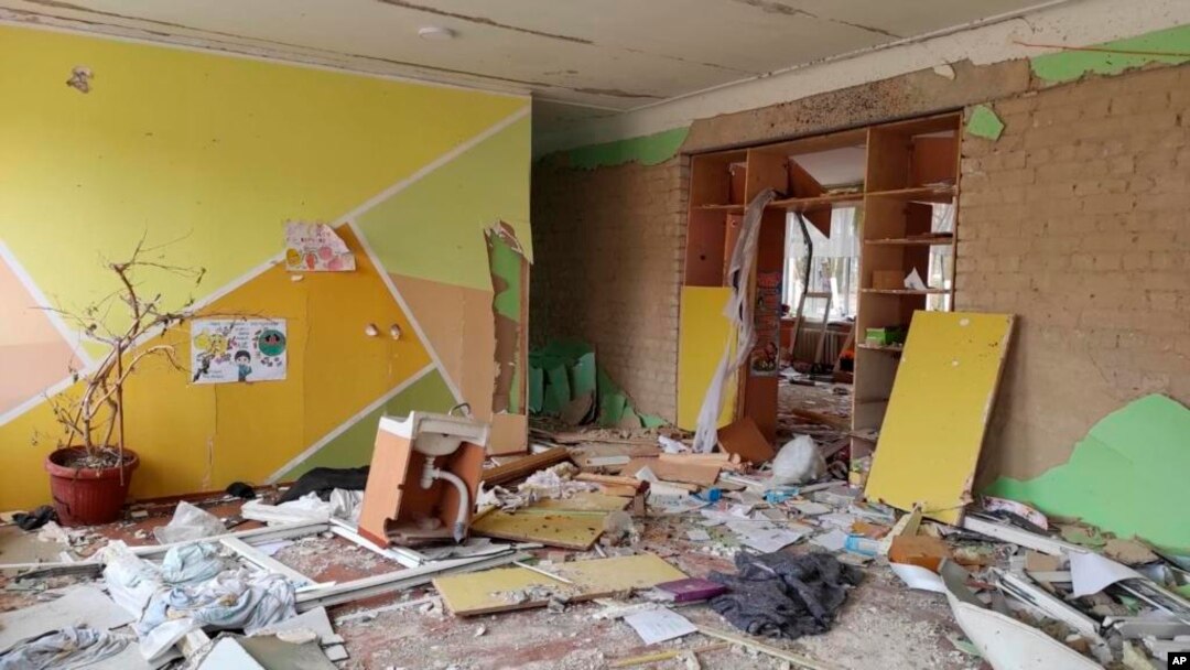 Una escuela ucraniana destruida por bombas rusas en Cherníviv, Ucrania, el 24 de abril de 2022.