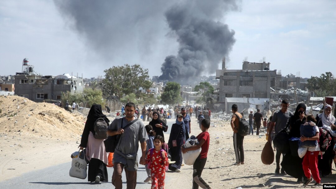 El humo se eleva tras un ataque israelí mientras los palestinos desplazados huyen de zonas del este de Khan Younis tras una orden de evacuación israelí, en medio del conflicto en curso entre Israel y Hamás, en Khan Younis, en el sur de la Franja de Gaza, el 7 de octubre de 2024. 