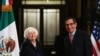 ARCHIVO - La secretaria del Tesoro de Estados Unidos, Janet Yellen, y el secretario de Finanzas de México, Rogelio Ramírez de la O, se dan la mano después de una conferencia de prensa en el Palacio Nacional en la Ciudad de México, el 7 de diciembre de 2023.