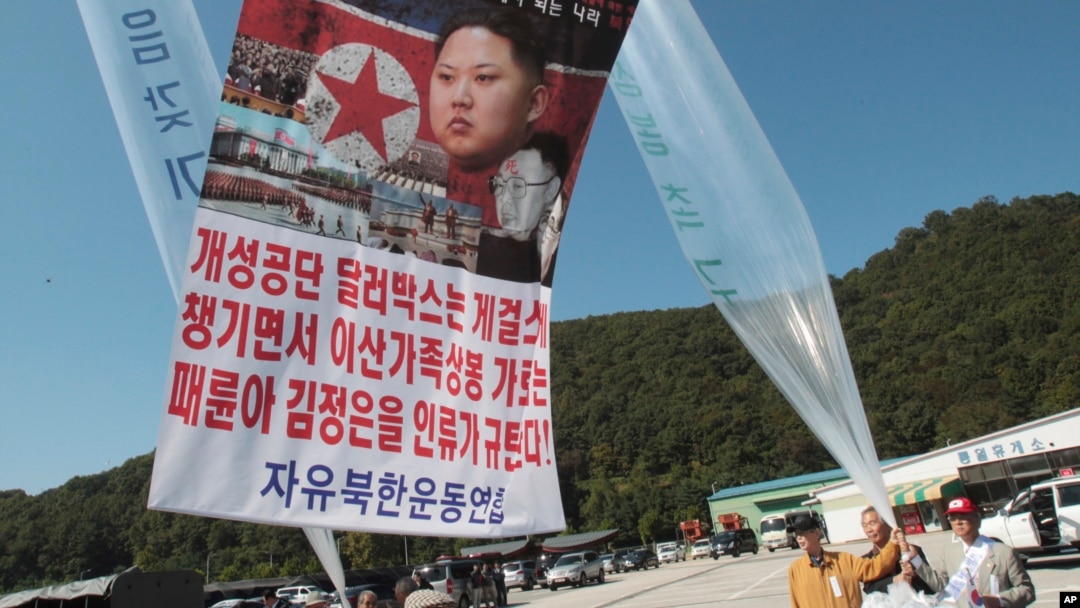 지난해 10월 한국 경기도 파주시 통일동산에서 탈북자 단체인 자유북한운동연합 회원들이 북한 정권을 규탄하는 내용의 전단을 북으로 날려보내고 있다. (자료사진)
