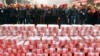 農民工在中國陝西西安一處建築工地等待領取春節前的薪水和獎金。 (2017年1月18日)
