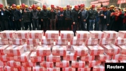 農民工在中國陝西西安一處建築工地等待領取春節前的薪水和獎金。 (2017年1月18日)