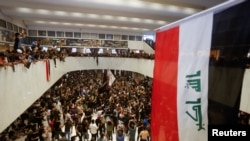 پارلمان عراق در کنترل معترضان.