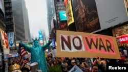 Grupos pacifistas marchan en Nueva York en protesta por la acción de Estados Unidos de eliminar al jefe de la Fuerza Quds iraní, Qassem Soleimani.