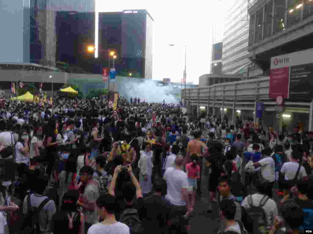 Hàng ngàn người biểu tình chiếm lĩnh một khu phố chính ở Hồng Kông hôm 29/9/2014.