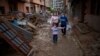 Una semana después de inundaciones en España, familias siguen buscando a seres queridos