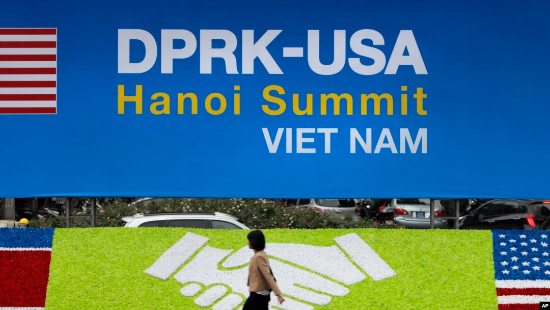 Mwanamke akipita mbele ya matangazo ya mkutano wa Marekani na Korea Kaskazini katika kituo cha vyombo vya habari vya kimataifa Hanoi kuanzia Feb. 27 na 28.