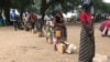 Campo de deslocados do centro agrário de Napala. Distribuição de alimentos por PMA a deslocados da insurgência em Cabo Delgado.