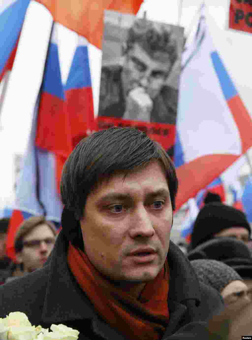 Ông Dmitry Gudkov, một thành viên của quốc hội Nga, tham dự cuộc diễu hành tưởng nhớ ông Nemtsov tại Moscow, ngày 1/3/2015.