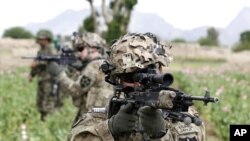 Binh sĩ Mỹ phối hơp với binh sĩ Afghanistan tuần phòng trong tỉnh Kandahar