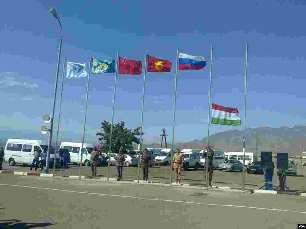 Mashg'ulotlar bashlanishi oldidan Tojikiston bayrog'i ko'tarilmoqda