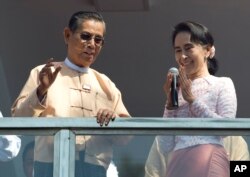 Lãnh tụ Liên đoàn Quốc gia NLD, bà Aung San Suu Kyi, phát biểu cạnh ông Tin Oo từ ban công trụ sở đảng ở Yangon, ngày 9/11/2015.