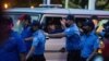 El presidente de Nicaragua, Daniel Ortega, llega mientras saluda a sus partidarios antes de asistir a un evento para conmemorar el 43º aniversario de la Revolución Sandinista, en Managua, el 19 de julio de 2022. 
