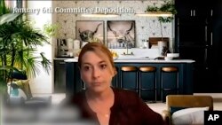 En esta imagen difundida por el comité legislativo que investiga el asalto al Capitolio de EEUU, se ve a Kellye SoRelle, asesora legal del grupo de extrema derecha Oath Keepers, durante una audiencia el 12 de julio de 2022. 