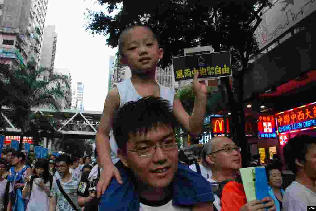 香港市民吳先生帶同4歲的兒子參與7-1大遊行,讓兒子從小認識香港發生的變化