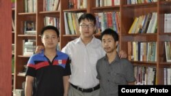 Luật sư nhân quyền Trương Khải (giữa) vừa bị chiếu cảnh nhận tội trên đài truyền hình nhà nước Trung Quốc.