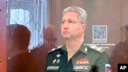 En la imagen, tomada y distribuida por el servicio de prensa de la Corte de Distrito de Basmanny el 24 de abril de 2024, se muestra a Timur Ivanov, viceministro de Defensa de Rusia, en la Corte de Distrito de Basmanny, en Moscú, Rusia. 