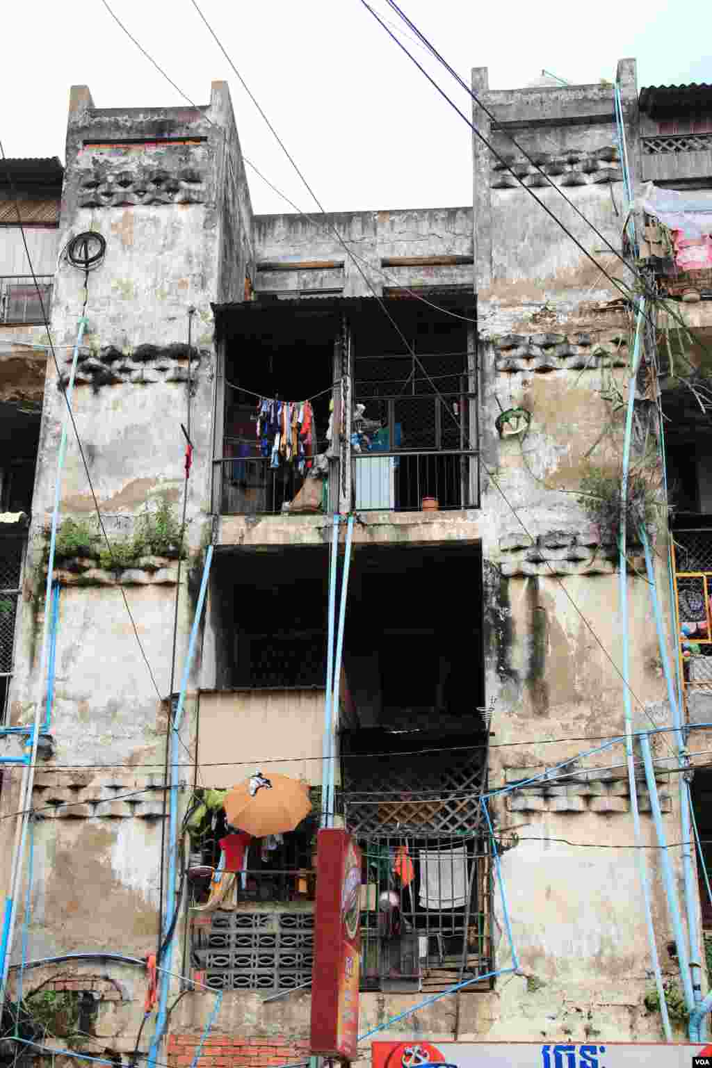 A view of the White Building from the front, Phnom Penh, Cambodia, Sept. 5, 2014. (Nov Povleakhena/VOA)