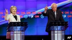 Thượng nghị sĩ bang Vermont Bernie Sanders và cựu ngoại trưởng Hoa Kỳ Hillary Clinton trong cuộc tranh luận tại Brooklyn, New York, ngày 14/4/2016.