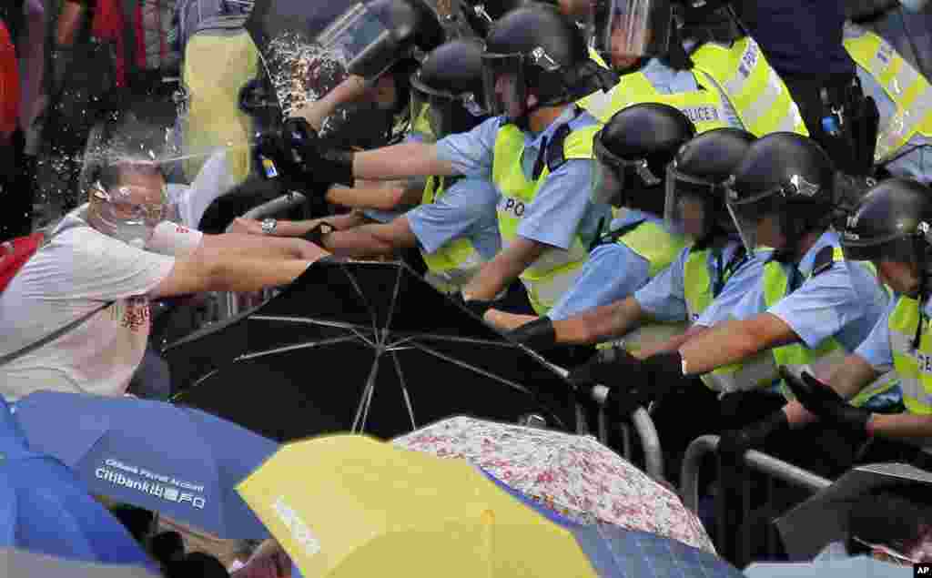 警察噴射胡椒噴霧。 