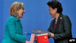 Ngoại trưởng Hoa Kỳ Hillary Clinton (trái) và bà Lưu Diên Đông, Ủy viên Quốc Vụ Viện Trung Quốc