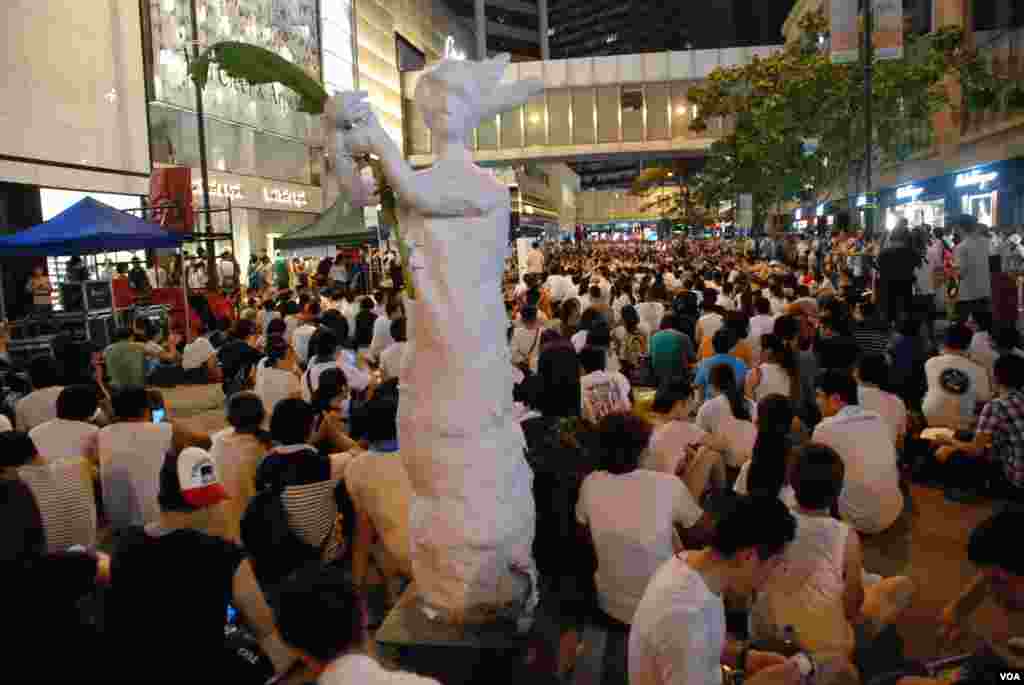 香港傳媒報道有8千人參與民陣7-1遊行後,在終點遮打道行人專區舉行的集會