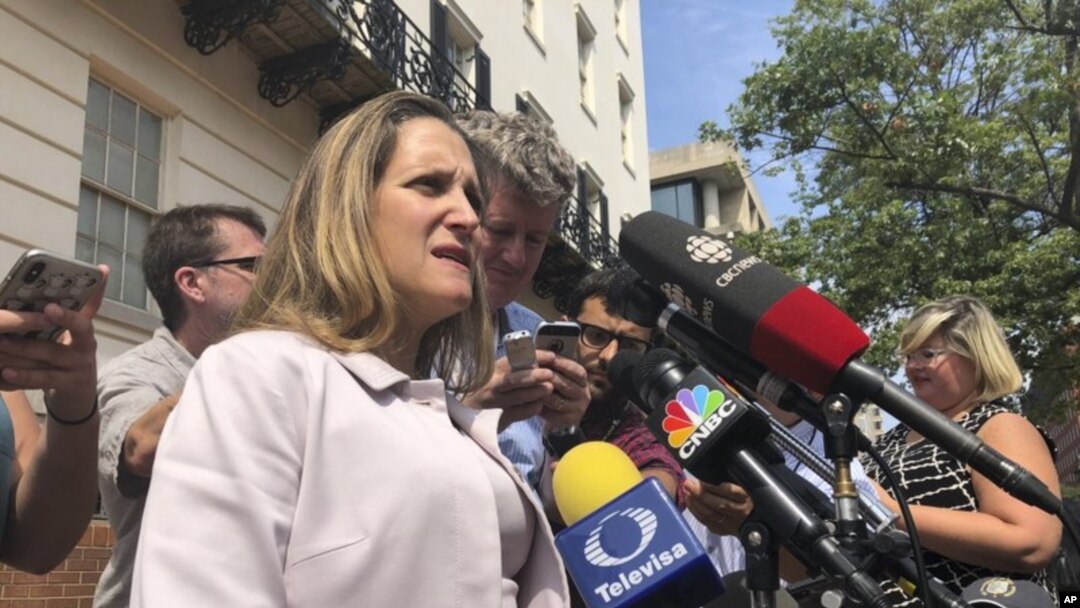 La canciller de Canadá Chrystia Freeland, habla con reporteros frente al edificio del representante comercial de EE.UU. el 7 de septiembre de 2018.