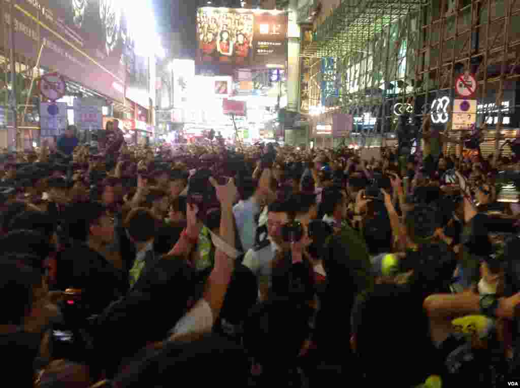 大批市民連續第二晚在旺角與警方「巷戰」 (美國之音海彥拍攝 )
