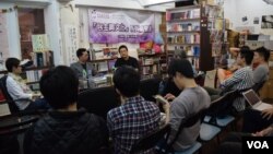 台灣傳媒工作者陳奕廷最近在香港舉行多場新書發佈會，吸引不少香港大專學生以及中國大陸留學生參與。(美國之音湯惠芸拍攝)