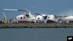 Investigadores revisan los escombros del avión de Asiana Airways que chocó en el aeropuerto de San Francisco.