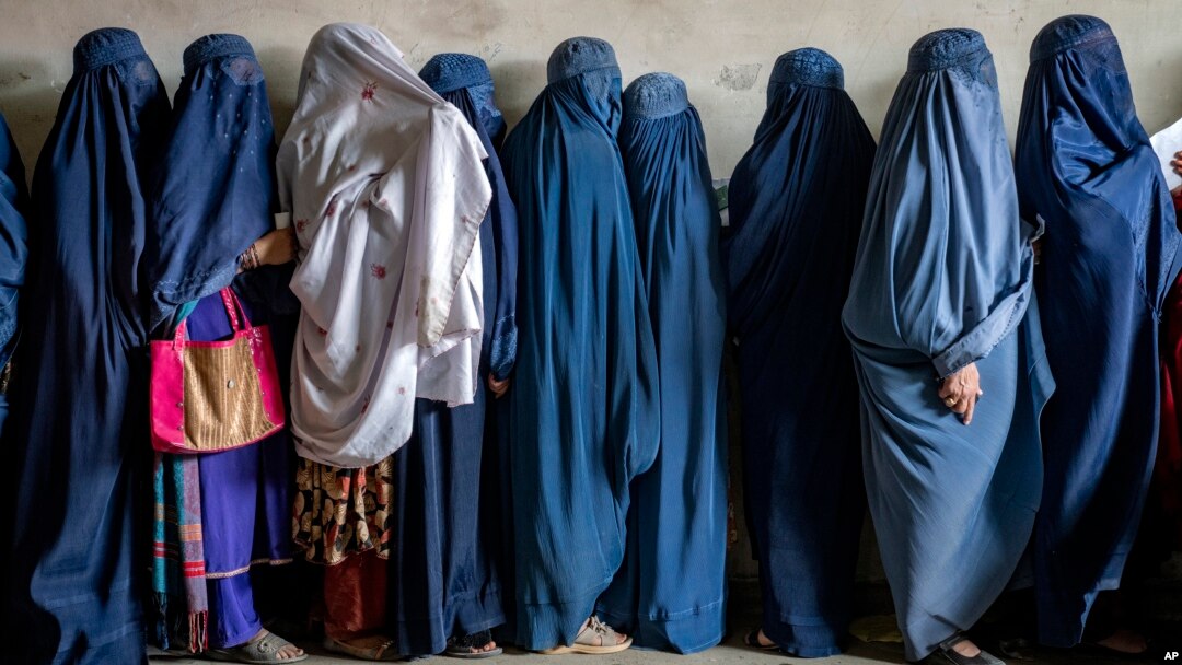 Kobulda yordam so'rab, navbatda turgan ayollar, 23-may, 2023 