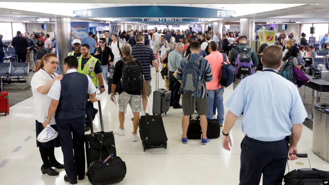 Los pasajeros caminan por el pasillo, el miércoles 31 de agosto de 2016, en el Aeropuerto Internacional de Fort Lauderdale-Hollywood en Fort Lauderdale, EEUU. 