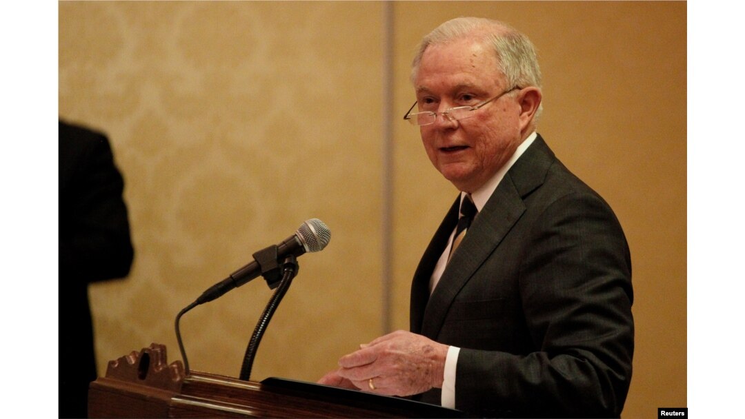 El fiscal general de EE.UU. Jeff Sessions, atribuyó el aumento en los cruces ilegales a la economía de Estados Unidos en el gobierno de Donald Trump. "Las cosas van bien económicamente y la gente puede venir por esa razón", dijo en una reunión de alguaciles de la frontera. Las Cruces, Nuevo México. Abril 11 de 2018.