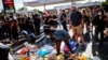 Un grupo de ciudadanos se congrega en un memorial improvisado en honor de George Floyd en el lugar en el que falleció a manos de la policía el pasado 25 de mayo.