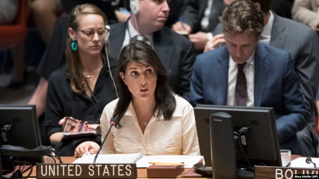 Nikki Haley, jakadiyar Amurka a Majalisar Dinkin Duniya yayinda take kare Israila a majalisar