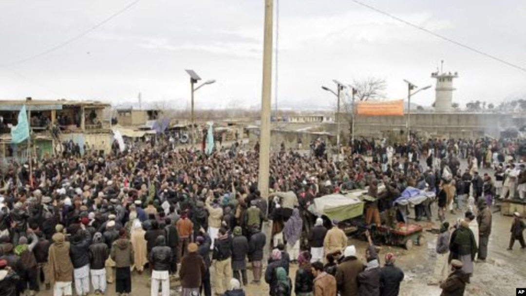 Afghans protest burning of Qurans and other Islamic religious materials at Bagram airbase, Afghanistan, Feb. 21, 2012.
