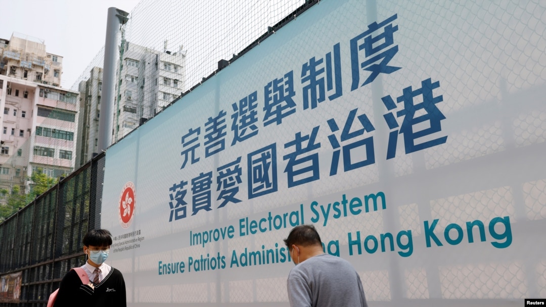 政治氣氛改變下香港街上近日出現越來越多有關政治的廣告標語 （路透社照片） 