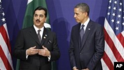 Tổng thống Hoa Kỳ Barack Obama (phải) và Thủ tướng Pakistan Yousuf Raza Gilani