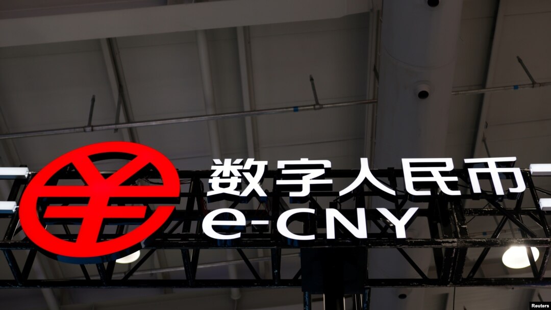 El signo del yuan digital, o eCNY, se observa en la Feria Internacional para Comercio y Servicios China 2021 en Beijing, el 3 de septiembre de 2021.